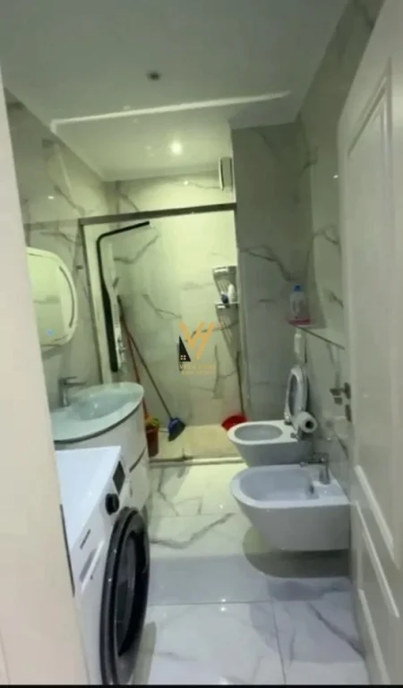 Tirane, jepet me qera apartament 2+1+Ballkon Kati 7, 117 m² 1.100 € (XHAMLLIKU)