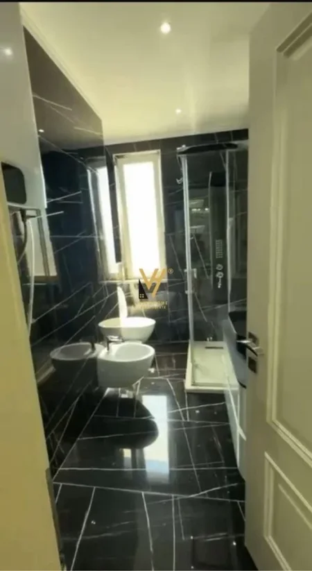 Tirane, jepet me qera apartament 2+1+Ballkon Kati 7, 117 m² 1.100 € (XHAMLLIKU)