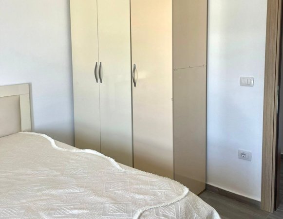 Tirane, jepet me qera apartament 3+1+Ballkon Kati 3, 130 m² 750 € (5 Maji)