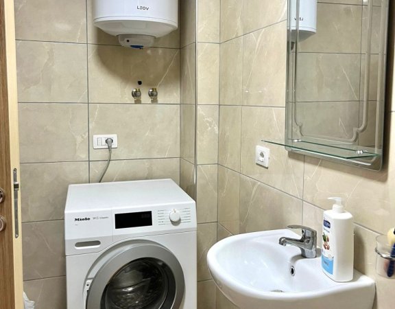 Tirane, jepet me qera apartament 3+1+Ballkon Kati 3, 130 m² 750 € (5 Maji)