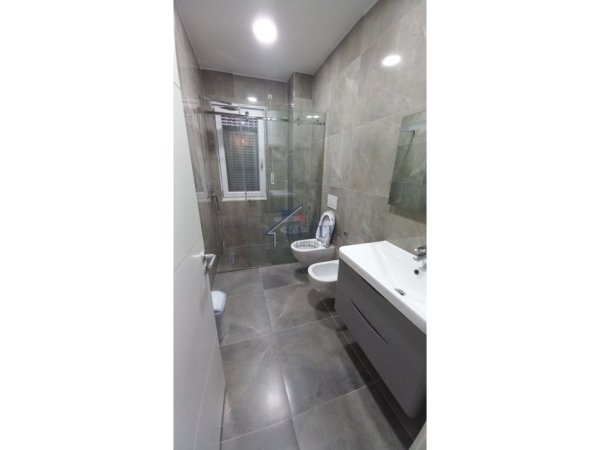 Tirane, jepet me qera apartament 2+1+Ballkon Kati 2, 150 m² 900 € (Kopshti Botanik)