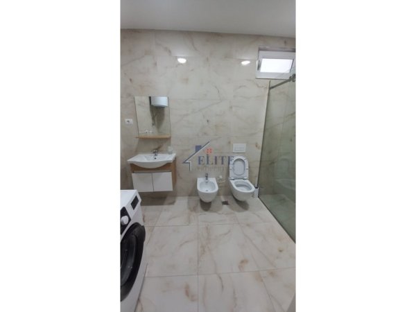 Tirane, jepet me qera apartament 2+1+Ballkon Kati 2, 150 m² 900 € (Kopshti Botanik)