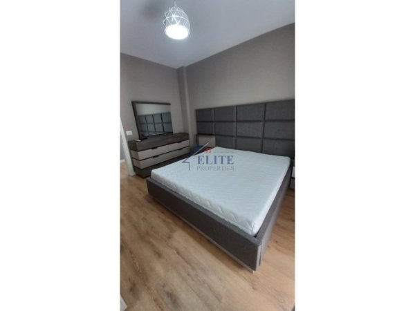 Tirane, jepet me qera apartament 2+1+Ballkon Kati 2, 150 m² 900 € (Kopshti Botanik)