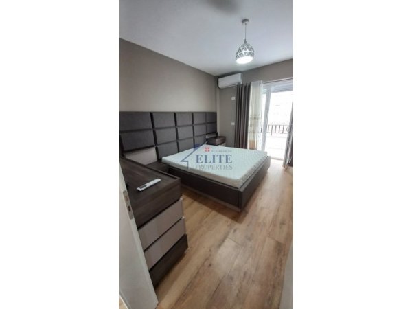 Tirane, jepet me qera apartament 2+1+Ballkon Kati 2, 150 m² 900 € (Kopshti Botanik)