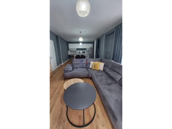 Tirane, jepet me qera apartament 2+1+Ballkon Kati 2, 150 m² 900 € (Kopshti Botanik)