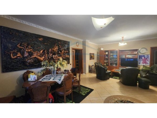 Durres, jepet me qera apartament 3+1 Kati 11, 320 m² 4.000 € 