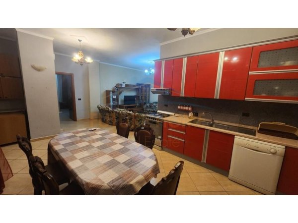 Durres, jepet me qera apartament 3+1 Kati 11, 320 m² 4.000 € 