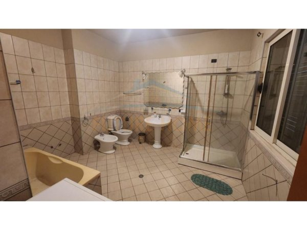 Durres, jepet me qera apartament 3+1 Kati 11, 320 m² 4.000 € 