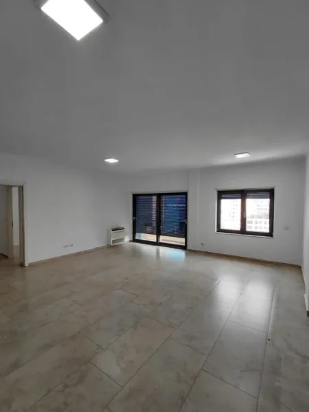 Tirane, jepet me qera ambjent biznesi Kati 5, 131 m² 1.300 € (Zogu i Zi)