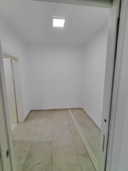 Tirane, jepet me qera ambjent biznesi Kati 5, 131 m² 1.300 € (Zogu i Zi)