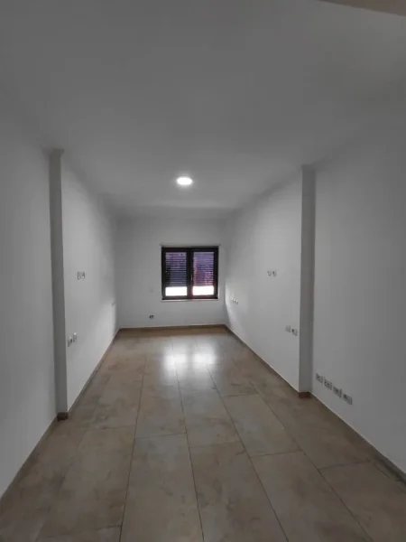 Tirane, jepet me qera ambjent biznesi Kati 5, 131 m² 1.300 € (Zogu i Zi)
