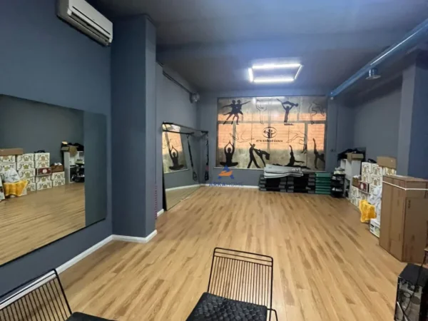 Tirane, jepet me qera ambjent biznesi Kati 0, 90 m² 1.000 € (RRUGA E BOGDANEVE)