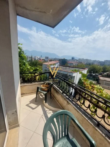 Tirane, jepet me qera apartament 3+1+Ballkon Kati 1, 152 m² 600 € (SELITE)