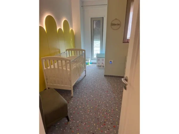Tirane, jepet me qera apartament 3+1 me 2 Poste Parkimi, Kati 4, 127 m² 1.500 € (Foleja e Gjelber, Rruga Muhamet Gjollesha, prane Ring Center)