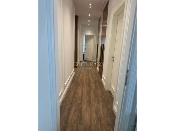 Tirane, jepet me qera apartament 3+1 me 2 Poste Parkimi, Kati 4, 127 m² 1.500 € (Foleja e Gjelber, Rruga Muhamet Gjollesha, prane Ring Center)