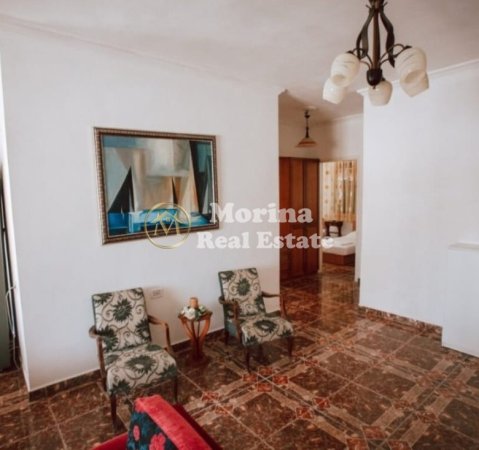 Tirane, jepet me qera apartament 3+1+Ballkon Kati 3, 650 € (Rruga 5 Maji, Farmacia 10)
