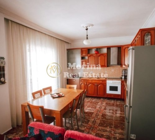 Tirane, jepet me qera apartament 3+1+Ballkon Kati 3, 650 € (Rruga 5 Maji, Farmacia 10)