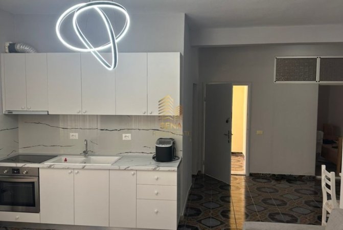 Tirane, jepet me qera apartament 2+1+Ballkon Kati 1, 90 m² 550 € (Rruga Skender Shtylla)