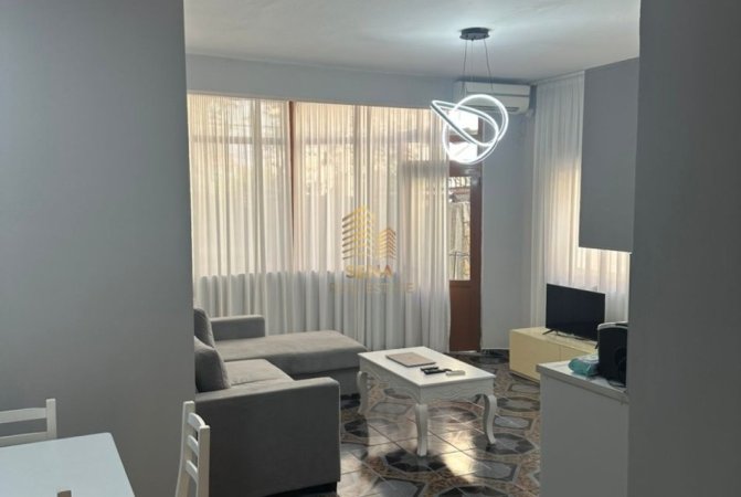 Tirane, jepet me qera apartament 2+1+Ballkon Kati 1, 90 m² 550 € (Rruga Skender Shtylla)