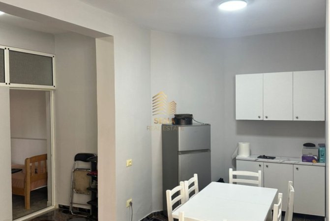 Tirane, jepet me qera apartament 2+1+Ballkon Kati 1, 90 m² 550 € (Rruga Skender Shtylla)