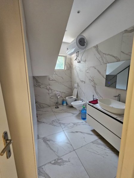 Tirane, jepet me qera Vile 2 Katshe , 200 m² 2.500 € (Parku Olimpik)