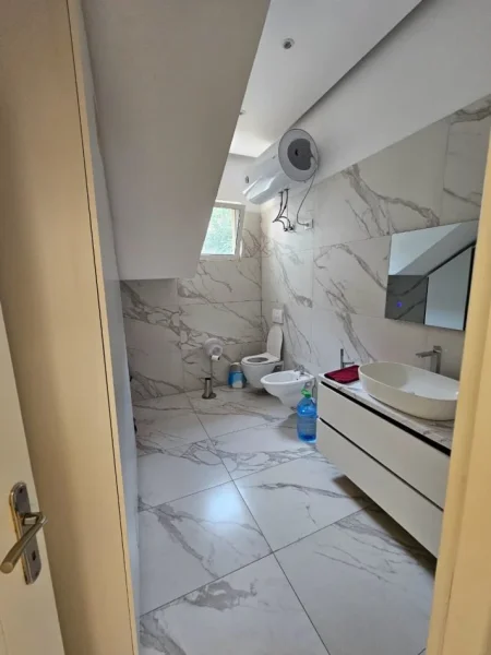 Tirane, jepet me qera Vile 2 Katshe , 200 m² 2.500 € (Parku Olimpik)