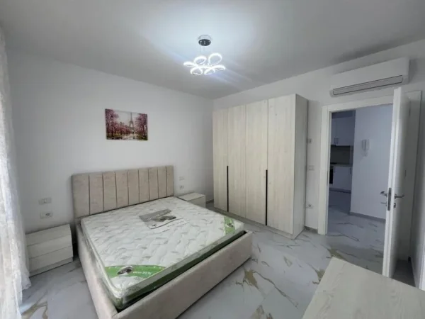 Tirane, jepet me qera apartament 2+1 Kati 1, 120 m² 750 € (Tregu Elektrik)