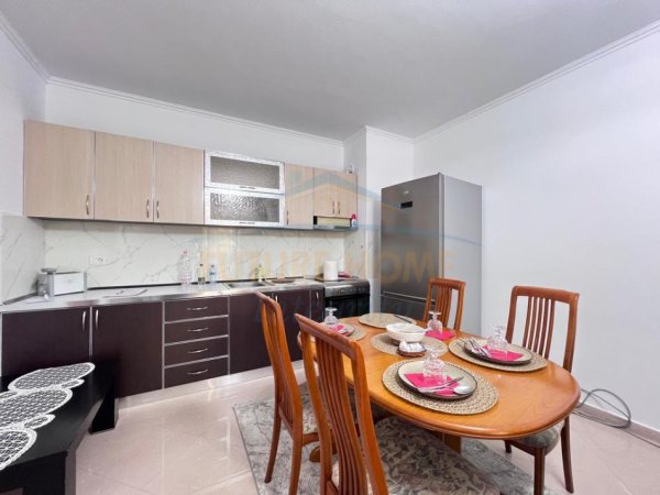 Tirane, jepet me qera apartament 2+1+Ballkon Kati 8, 115 m² 780 € (Rruga 5 Maji)