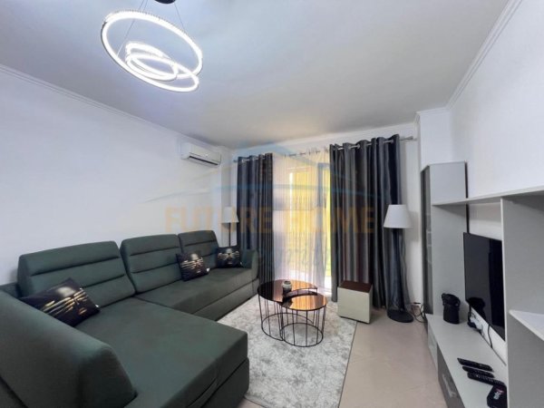 Tirane, jepet me qera apartament 2+1+Ballkon Kati 8, 115 m² 780 € (Rruga 5 Maji)