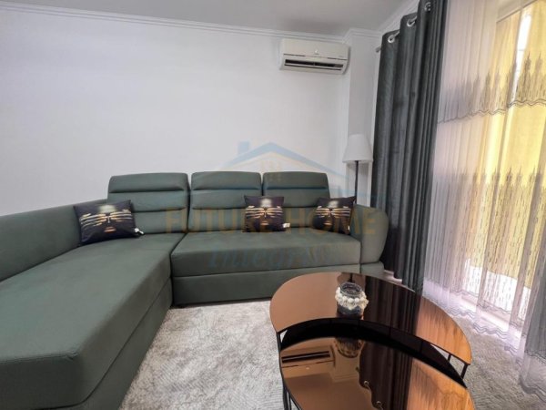 Tirane, jepet me qera apartament 2+1+Ballkon Kati 8, 115 m² 780 € (Rruga 5 Maji)