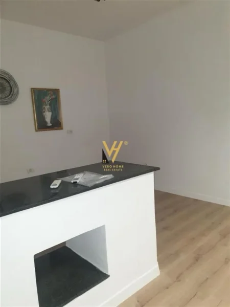 Tirane, jepet me qera zyre Kati 3, 76 m² 900 € (BLLOK)