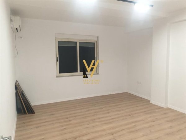 Tirane, jepet me qera zyre Kati 3, 76 m² 900 € (BLLOK)