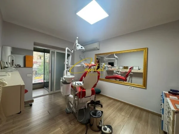 Tirane, jepet me qera zyre Kati 4, 60 m² 750 € (URA E NISHARAKUT)