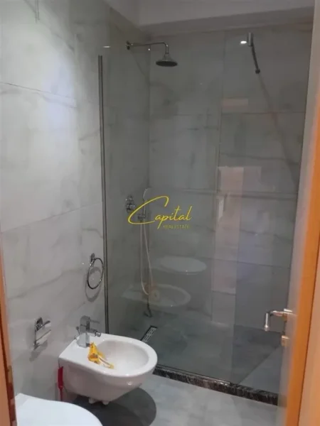 Tirane, jepet me qera apartament 1+1+Ballkon Kati 5, 72 m² 55.000 LEKE (URA E NISHARAKUT)