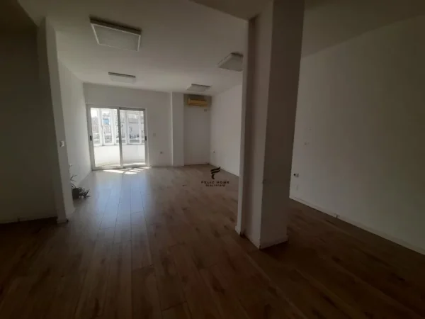 Tirane, jepet me qera zyre Kati 4, 180 m² 2.000 € (SHESHI WILLSON)