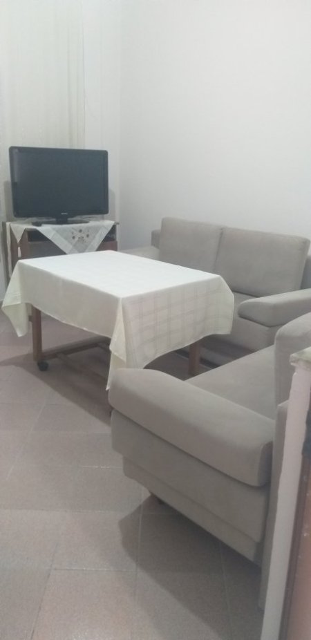 Tirane, jap me qera apartament 1+1 Kati 1, 50 m² 300 € (Rruga Kadillari)