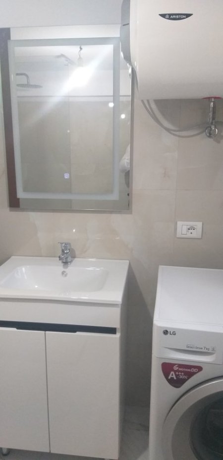 Tirane, jap me qera apartament 1+1 Kati 1, 50 m² 300 € (Rruga Kadillari)