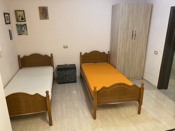 Tirane, jepet me qera apartament 2+1 Kati 1, 400 € 