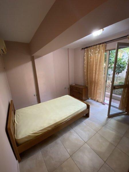 Tirane, jepet me qera apartament 2+1 Kati 1, 400 € 