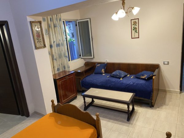 Tirane, jepet me qera apartament 2+1 Kati 1, 400 € 