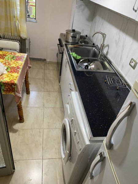 Tirane, jepet me qera apartament 2+1 Kati 1, 400 € 
