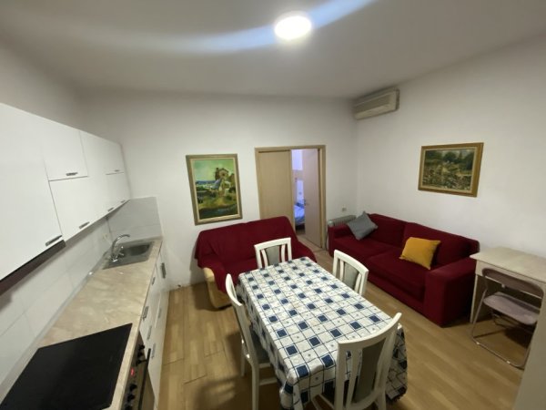 Tirane, jepet me qera shtepi 1+1+Ballkon Kati 2, 60 m² 300 € 