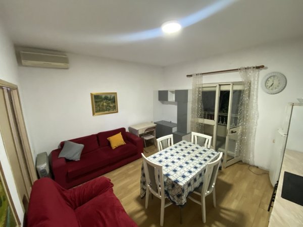 Tirane, jepet me qera shtepi 1+1+Ballkon Kati 2, 60 m² 300 € 