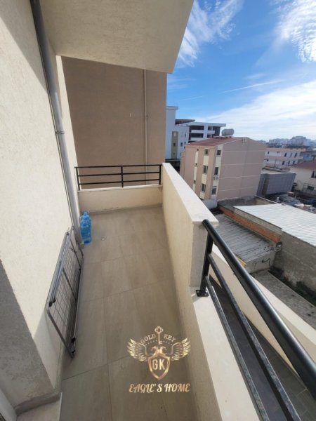 Durres, jepet me qera apartament 2+1+Ballkon Kati 4, 111 m² (qera • 2+1 + ballkon Adresa: Karburant Pernoca)