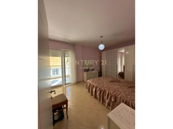Tirane, jepet me qera apartament 2+1 Kati 4, 120 m² 480 € 