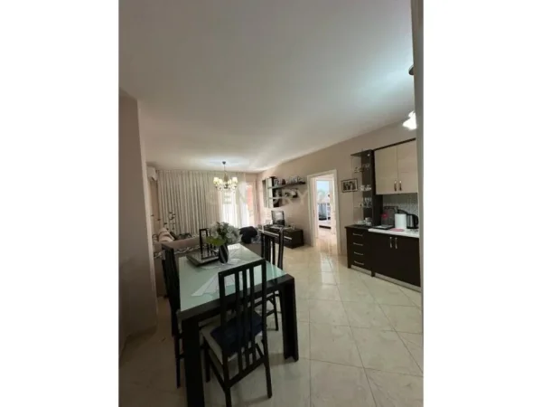 Tirane, jepet me qera apartament 2+1 Kati 4, 120 m² 480 € 