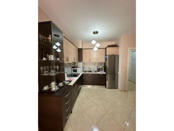 Tirane, jepet me qera apartament 2+1 Kati 4, 120 m² 480 € 