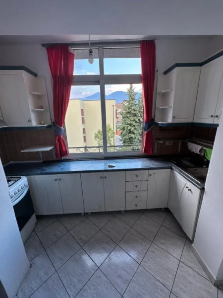 Tirane, jap me qera apartament 2+1 Kati 4, 65 m² 400 € (Rruga Kongresi i Manastirit, mrapa gjimnazit Cajup)