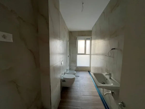 Tirane, jepet me qera apartament 1+1+Ballkon Kati 2, 70 m² 700 € (Don Bosko)