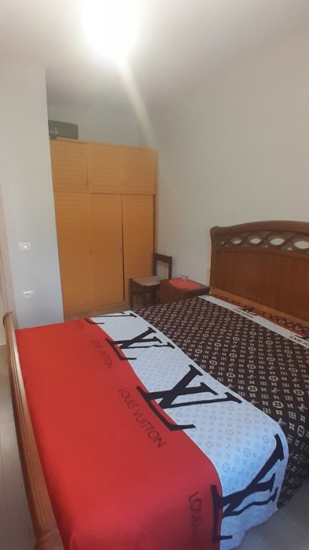 Tirane, jepet me qera apartament 1+1+Ballkon Kati 2, sip. 69 m² 300 € (Mbi Restorant Freskun)